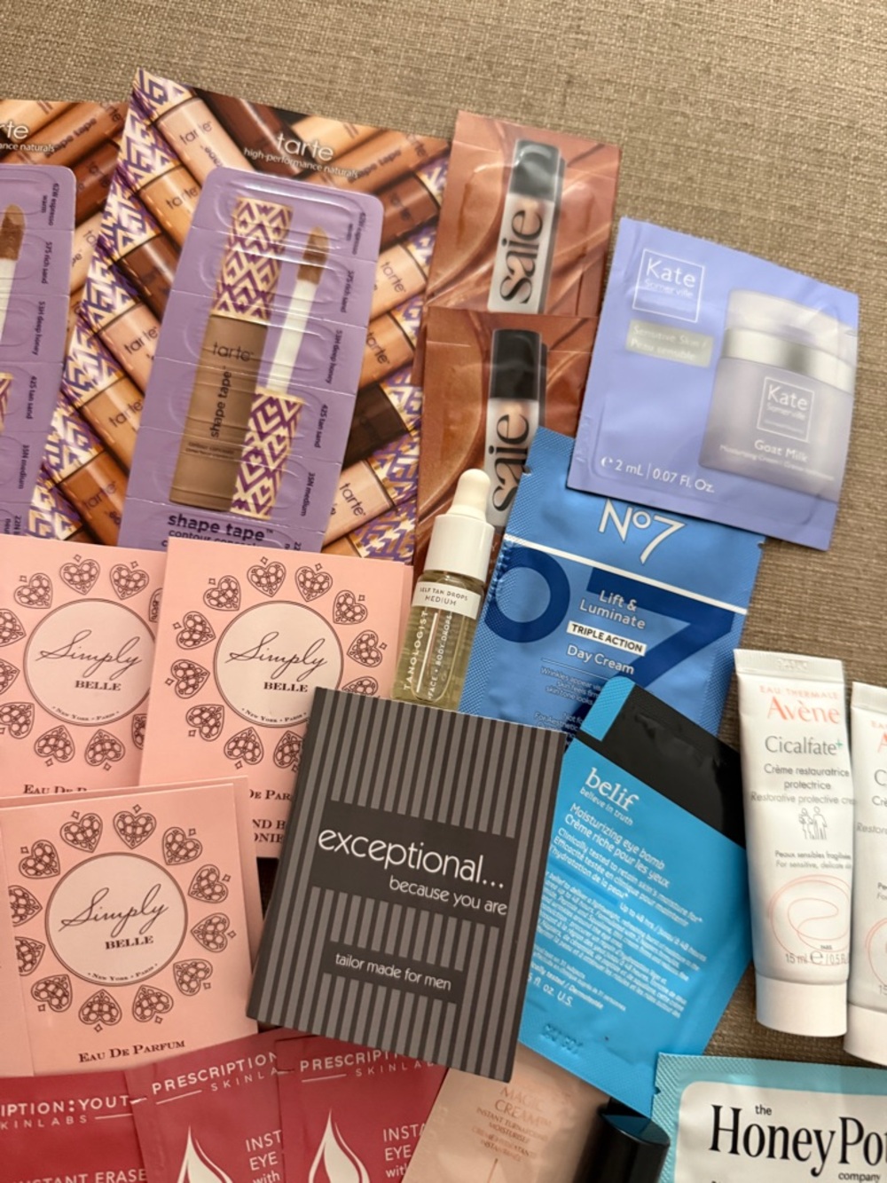 ๐ Assorted Beauty Samples Bundle - Picture 7 of 9